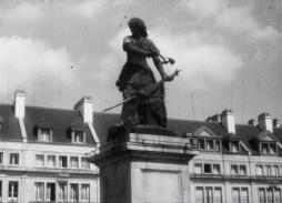 La statue de Jeanne Hachette à Beauvais (1957) / un film 16 mm tourné par Robert Lemaire (Collection Archipop) 